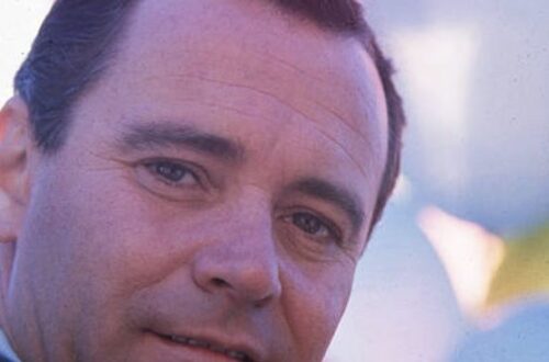 Foto di Jack Lemmon con sfondo di palloncini colorati