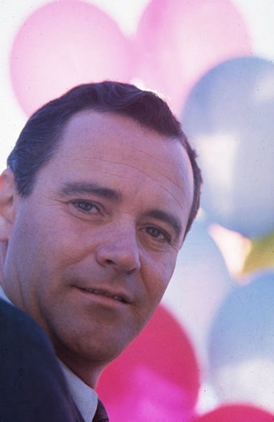 Foto di Jack Lemmon con sfondo di palloncini colorati